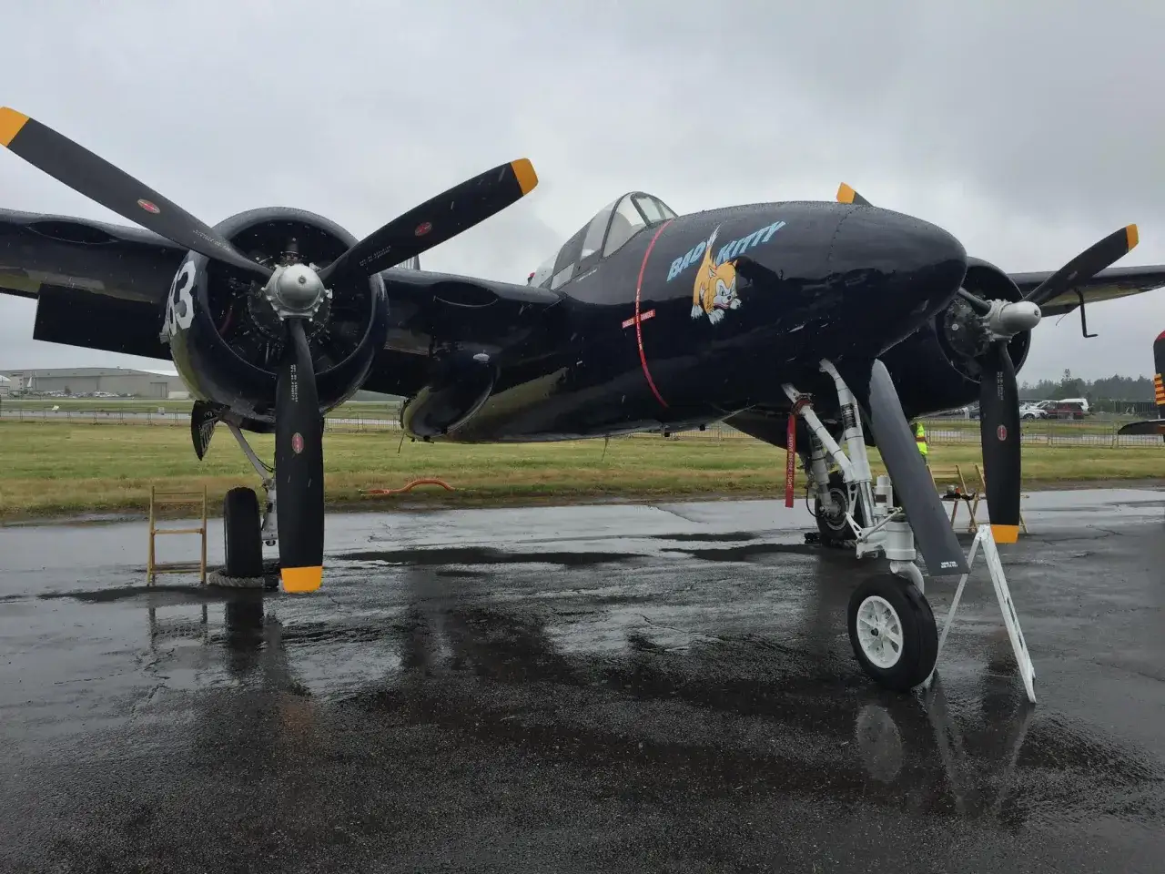 Dunkelblaues Grumman F7F Tigercat Flugzeug mit dem Schriftzug