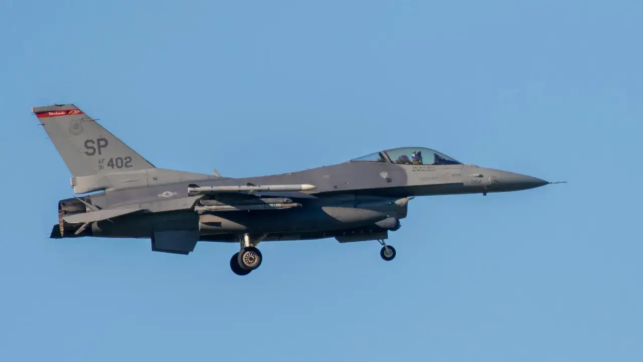F-16 Pilot im Cockpit eines Tarnkappenflugzeugs, das im Flug ist.