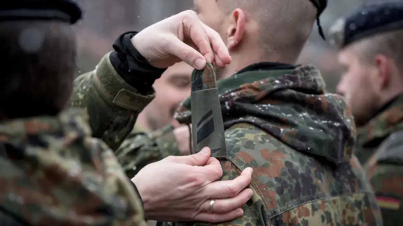 Ein Soldat erh&auml;lt eine neue Rang-Aufsteckschlaufe. Dies ist der niedrigste Rang der Bundeswehr.