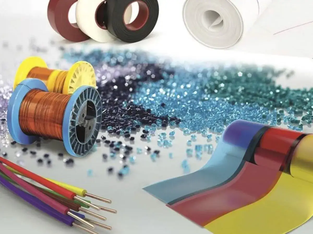 Bunte Kabel, Spulen mit Kupferdraht und Rollen mit Isolierband – eine Vielfalt an Materialien, die als schrumpfschlauch alternative dienen könnten.