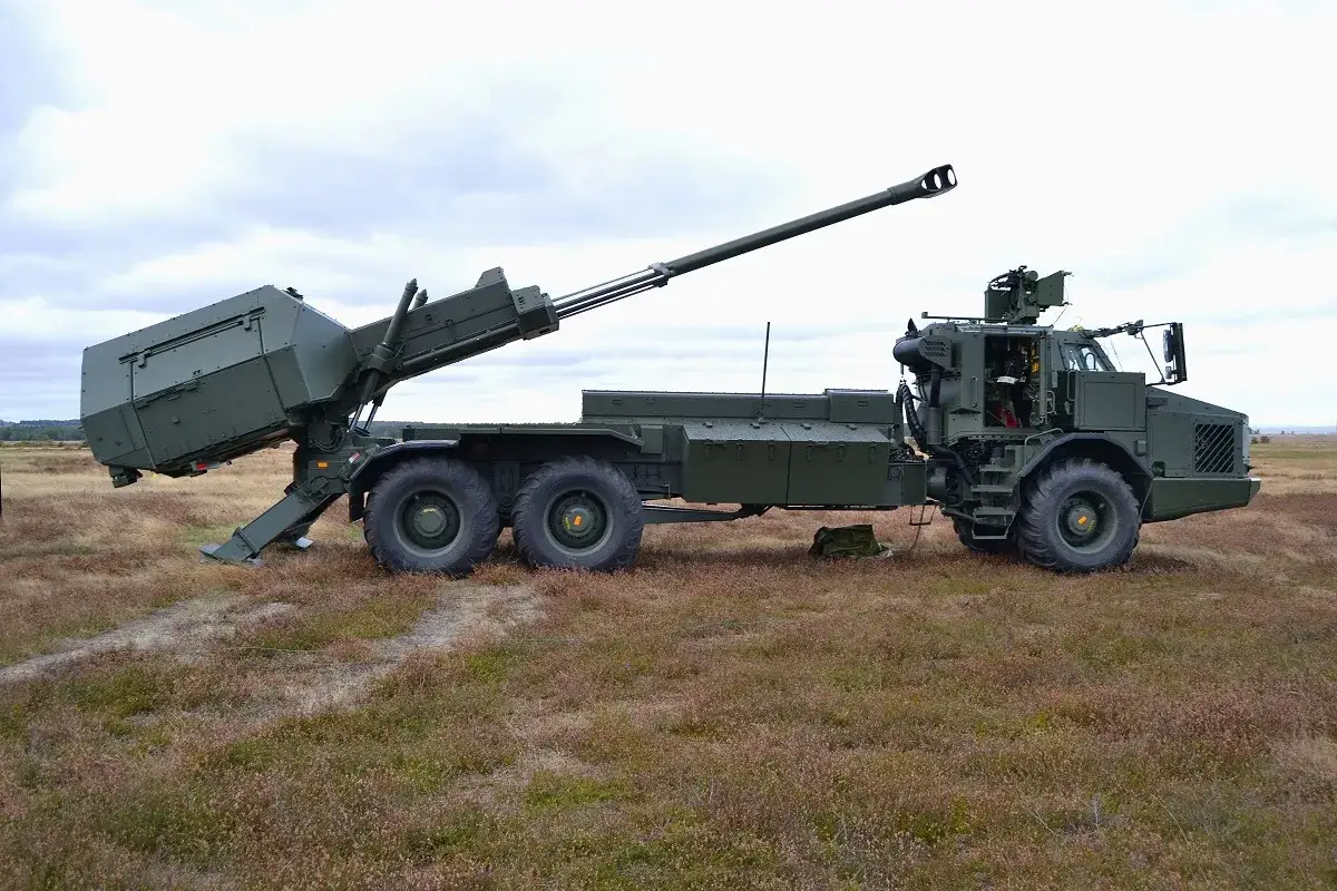 Eine Panzerhaubitze 3000 steht auf einem Feld. Das Gesch&uuml;tz ist erhoben, bereit zum Einsatz.