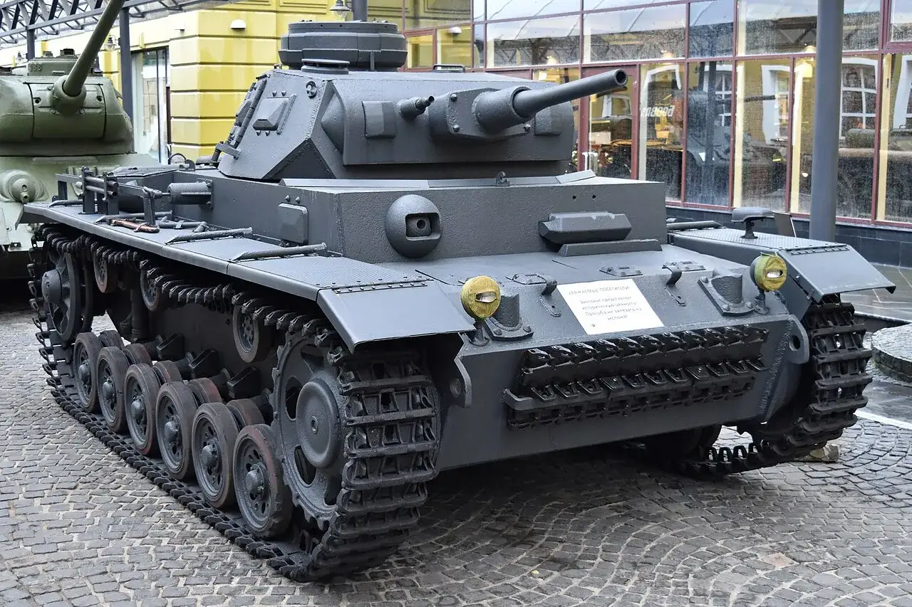 Grauer Panzer III J mit detaillierten Ketten und Kanone, bereit für die Schlacht.