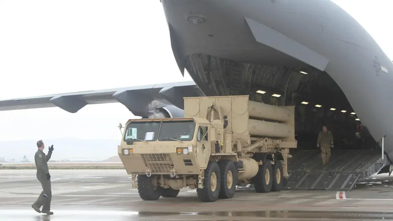 Ein THAAD-System wird in ein Transportflugzeug geladen.