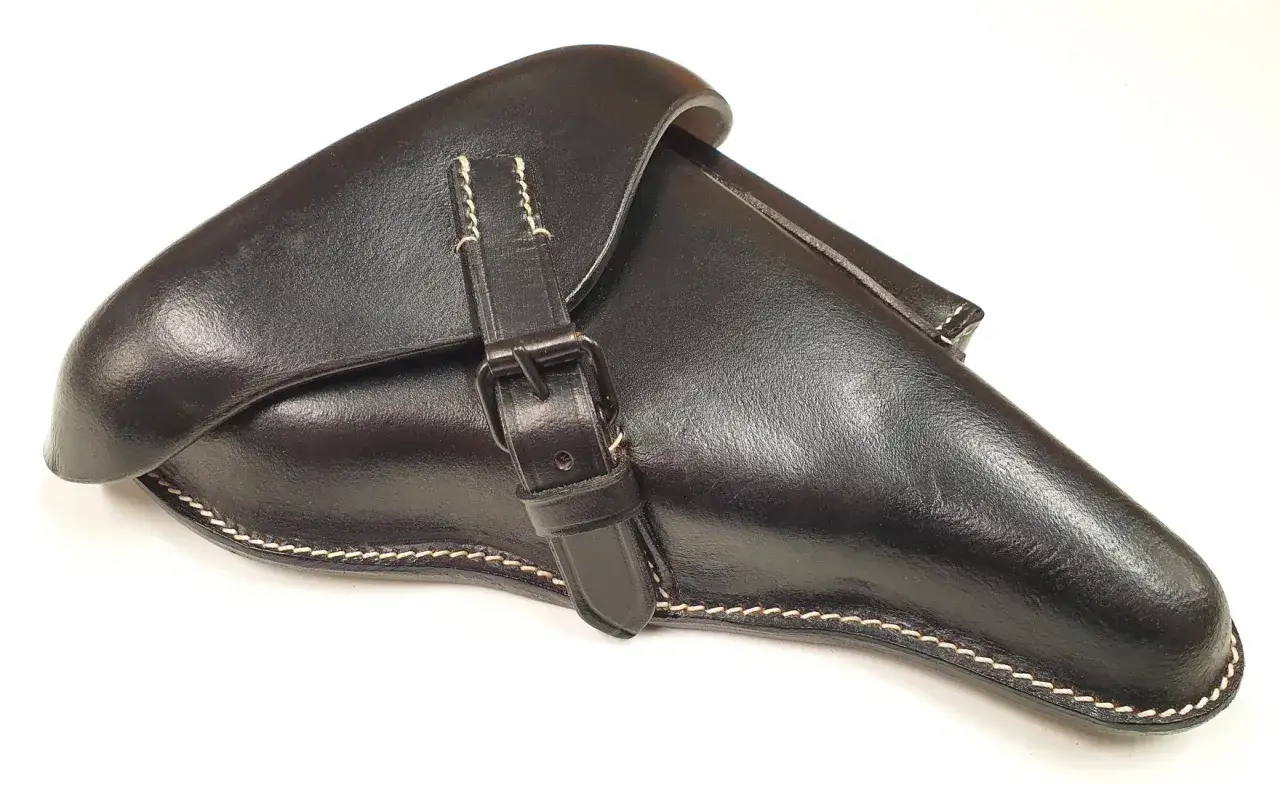 Schwarzes Lederholster für die Luger P08 Wehrmacht, mit Schnalle und Nähten.