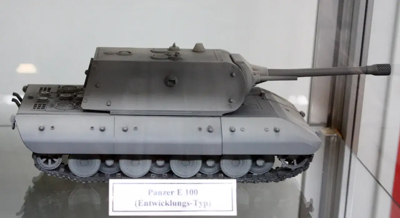 Modell des Panzer E 100 (Entwicklungs-Typ) in Grau.