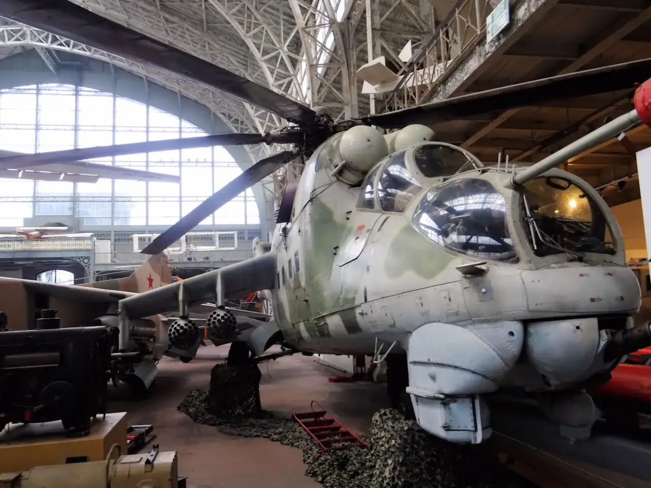 Ein Mi-24 Hind Kampfhubschrauber, einst im Dienst der Bundeswehr, steht in einer Ausstellungshalle.