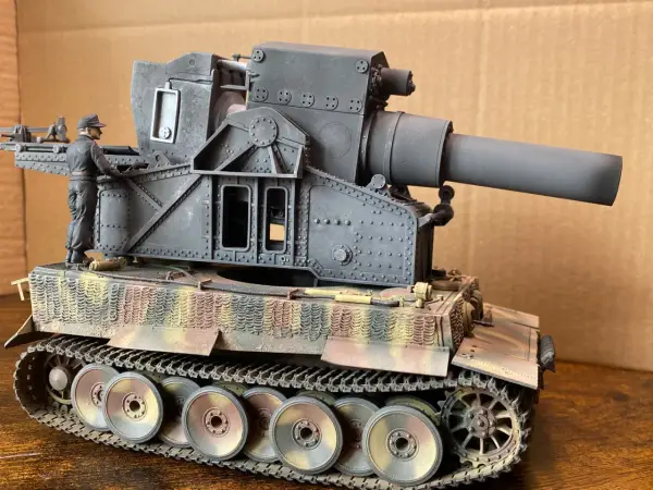 Modell eines Karl-Gerät-Mörsers auf einem Panzerfahrgestell, mit einem Soldaten, der die Kanone bedient.