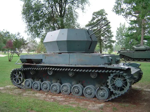 Ein Kugelblitz Panzer mit drei Rohren, bereit für den Einsatz.