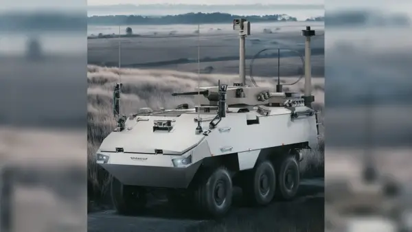 Ein gepanzertes Fahrzeug mit Bewaffnung steht in einer nebligen Landschaft. Die Frage, wo werden in Deutschland Panzer gebaut, bleibt offen.