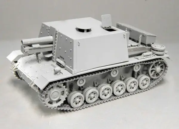 Graues Modell eines Geschützpanzers, das an die sig 33 erinnert, mit detaillierten Ketten und einer großen Kanone.