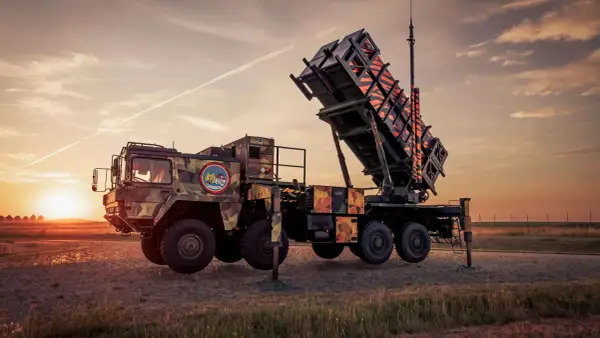 Ein Patriot Flugabwehr-System steht im Abendlicht bereit.